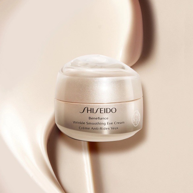 Shiseido Benefiance Wrinkle Smoothing Eye Cream cung cấp độ ẩm cần thiết cho vùng da quanh mắt, tăng cường sự mềm mại cho làn da