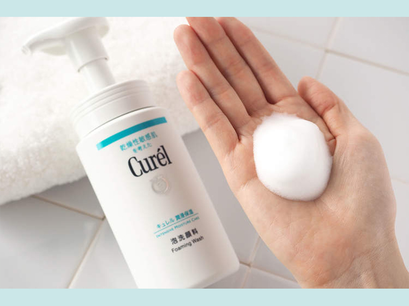 Curél Intensive Moisture Care Foaming Facial Wash giúp hạn chế sự ma xát lên bề mặt da mà vẫn lấy đi bụi bẩn và dầu nhờn