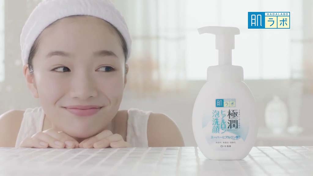 Hada Labo Gokujyun Foaming Cleanser giúp rửa sạch sâu các bụi bẩn, dầu thừa, bã nhờn trên da
